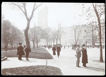 Peatones en la acera en el borde de la 5ª Avenida de Madison Square Park, Nueva York, c.1893 (impresión de gelatina de plata)